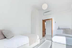 A bed or beds in a room at Luminoso Appartamento con Terrazzo Vicino all'Universita'
