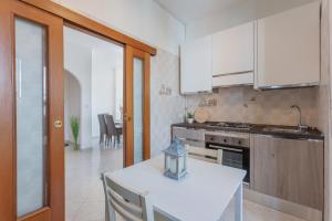 A kitchen or kitchenette at Luminoso Appartamento con Terrazzo Vicino all'Universita'