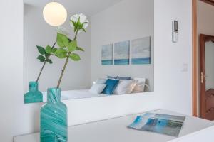 A bed or beds in a room at Luminoso Appartamento con Terrazzo Vicino all'Universita'