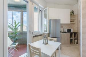 A kitchen or kitchenette at Luminoso Appartamento con Terrazzo Vicino all'Universita'