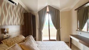 Postel nebo postele na pokoji v ubytování Emily Rose Hotel