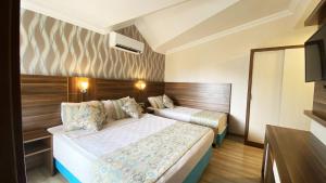 Postel nebo postele na pokoji v ubytování Emily Rose Hotel