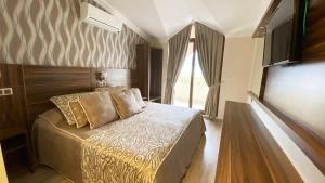 Postel nebo postele na pokoji v ubytování Emily Rose Hotel