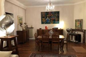 a dining room with a table and chairs in a room at Magnifique maison avec jardin en plein cœur de Cannes in Cannes