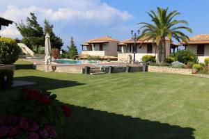 Bazén v ubytovaní Porto Thea Alexandra Shared Pool Villa, Afytos alebo v jeho blízkosti