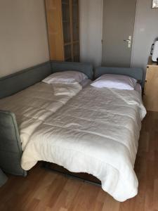 2 nebeneinander sitzende Betten in einem Schlafzimmer in der Unterkunft Résidence Les Pierrettes in Saint-Gilles-Croix-de-Vie