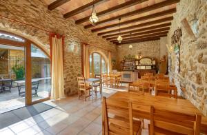 une salle à manger avec des tables et des chaises en bois dans l'établissement Mas Ramades, à L'Estartit