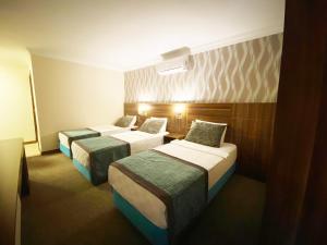 Postel nebo postele na pokoji v ubytování Emily Rose Hotel