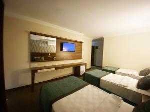 Postel nebo postele na pokoji v ubytování Emily Rose Hotel