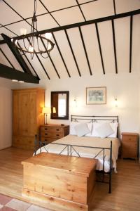 Un dormitorio con una cama con una caja de madera. en Sheephouse Manor en Maidenhead