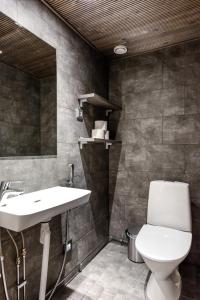 La salle de bains est pourvue d'un lavabo et de toilettes. dans l'établissement RukaValley Unique58, à Ruka