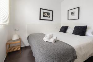 Ένα ή περισσότερα κρεβάτια σε δωμάτιο στο FUN BUILDING DUPLEXES by HOMEABOUT