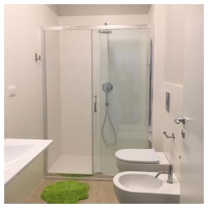 Un baño con ducha, inodoro y lavabo. en elefante appartamenti, en Pescara