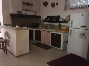 cocina con electrodomésticos blancos y nevera blanca en Appartamento sul mare, en Vasto