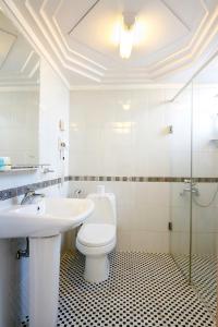 A bathroom at Mookai Suites