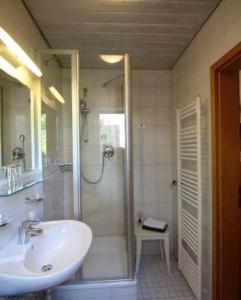 ein Bad mit einer Dusche, einem Waschbecken und einer Dusche in der Unterkunft Haus Andrea in Meersburg