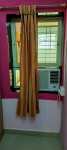 une fenêtre avec une radio dans une pièce dans l'établissement HemHarsh Holiday Home, à Karjat