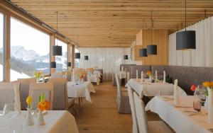 TV a/nebo společenská místnost v ubytování Alpenresort Walsertal