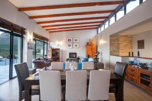 una sala da pranzo con tavolo e sedie di Gecko House a Pringle Bay