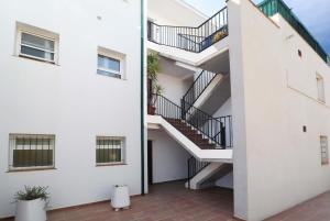 サガロにあるLa Conca, encantador apartamento para 2 pax E34026の白い階段の吹き抜け