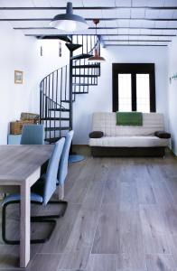 un salon avec une table et un canapé dans l'établissement El Loft de Dulcinea: en el corazón de El Toboso., à El Toboso