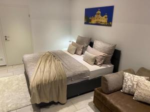 1 dormitorio con 1 cama y 1 sofá en City Apartment in Kreuzberg en Berlín