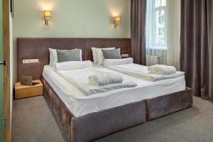 
A bed or beds in a room at Diplomat Residence

