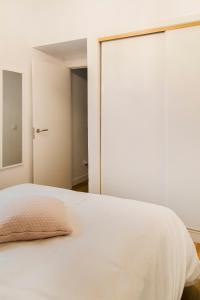 Cama o camas de una habitación en Modern apartment, self check-in, Wi-Fi, Smart TV 55" 4K