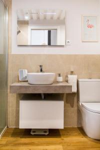 y baño con lavabo, aseo y espejo. en Modern apartment, self check-in, Wi-Fi, Smart TV 55" 4K, en Madrid