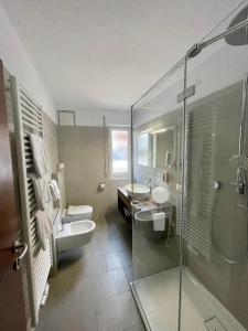 a bathroom with two sinks and a shower at Plankensteiner Tschurtschenthaler in Dobbiaco