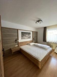 ドッビアーコにあるPlankensteiner Tschurtschenthalerのベッドルーム1室(ベッド1台、シーリングファン付)