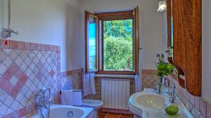 A bathroom at COLLE DEL SOLE 7&1, Emma Villas Még 37 kép