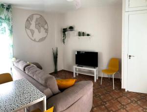 sala de estar con sofá y TV de pantalla plana en Apartamentos MareaBeach en Torremolinos