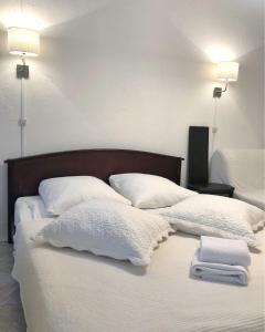 1 dormitorio con 2 camas con sábanas y almohadas blancas en Sverchkov 8 Hotel, en Moscú
