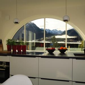 een keuken met een groot raam met uitzicht op de bergen bij Fellhorn Ferienwohnungen in Oberstdorf