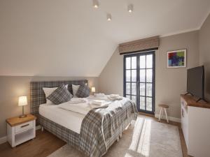 Postel nebo postele na pokoji v ubytování Reetland am Meer - Luxus Reetdachvilla mit 3 Schlafzimmern, Sauna und Kamin F12 + 17 fotografií