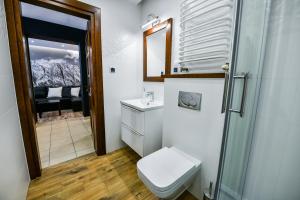 Kúpeľňa v ubytovaní RentPlanet - Apartamenty Bulwary Słowackiego + 28 fotografií
