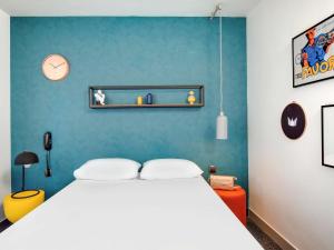 Postel nebo postele na pokoji v ubytování Hôtel ibis Styles Clermont-Ferrand Gare
