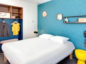 Postel nebo postele na pokoji v ubytování Hôtel ibis Styles Clermont-Ferrand Gare