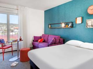 En eller flere senge i et værelse på Hôtel ibis Styles Clermont-Ferrand Gare