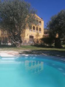 Olesa de Bonesvalls的住宿－Maset del Garraf，从游泳池欣赏到房屋的景色