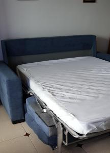 Ce lit se trouve dans un dortoir doté d'un cadre bleu. dans l'établissement JV MAURICI BJ3, à Empuriabrava