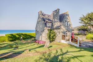 an old stone house on the shore of the ocean at Castel Breiz - Maison exceptionnelle vue mer et accès direct plage Fréhel in Fréhel