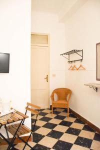 Pokój z krzesłem i szachownicą w obiekcie Casa Jolanda B&B w mieście Palermo