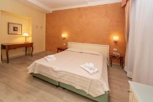 Hotel Pallanza by LVG Hotel Collection客房内的一张或多张床位