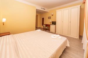 Hotel Pallanza by LVG Hotel Collection客房内的一张或多张床位