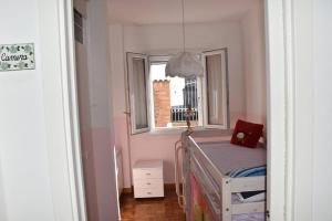 L' incantevole paesaggio della laguna di Murano في مورانو: غرفة نوم صغيرة بها سرير ونافذة