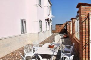 A balcony or terrace at L' incantevole paesaggio della laguna di Murano