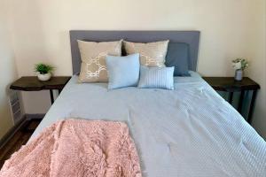 En eller flere senge i et værelse på The Southside Villa- With Private Yard & Free Parking, Minutes From Falls & Casino by Niagara Hospitality