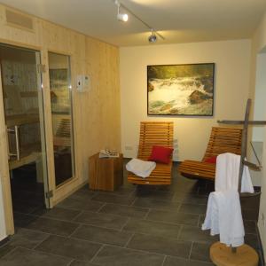 een kamer met 2 stoelen en een schilderij aan de muur bij Fellhorn Ferienwohnungen in Oberstdorf